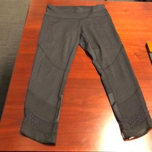 Black lulu crop size 6